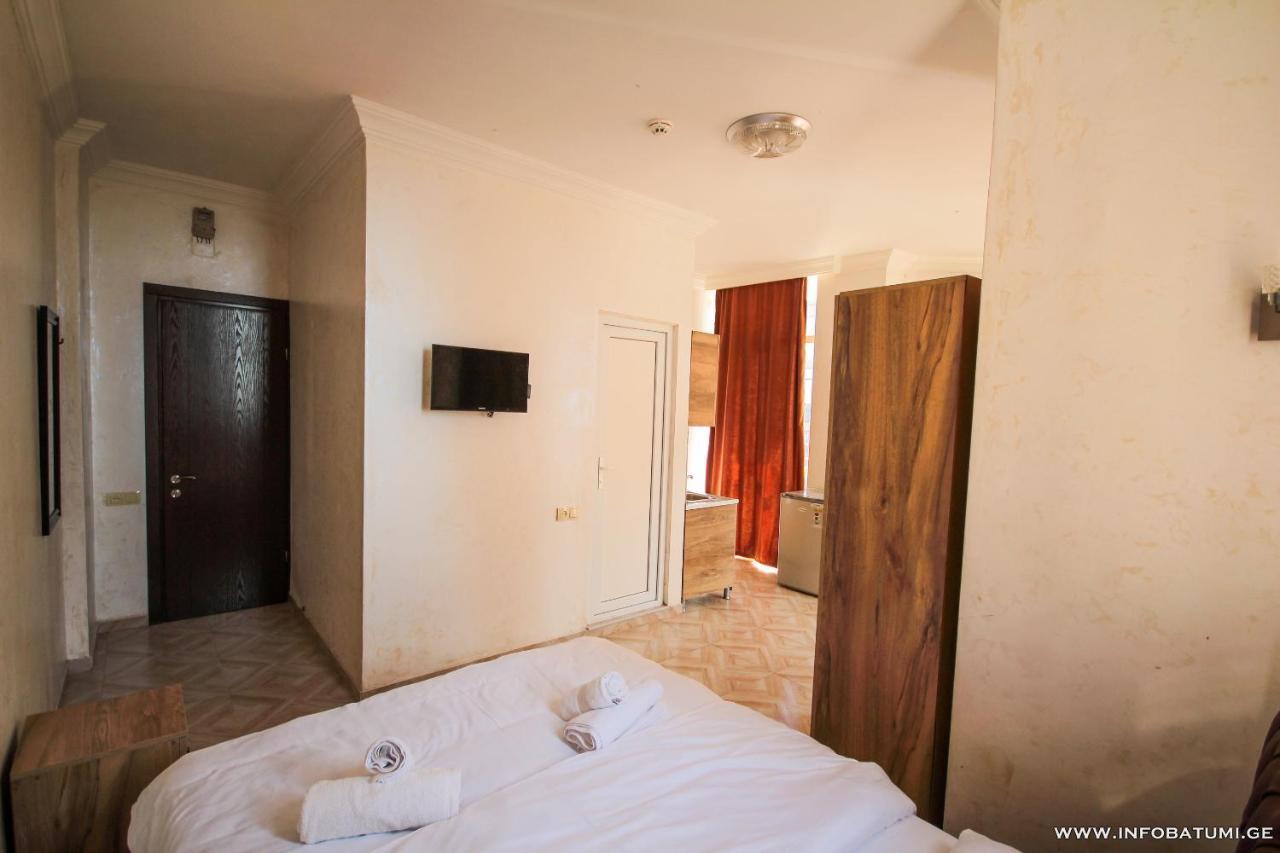 Hotel Batumi Inn Esterno foto